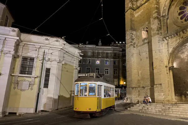 Tranvía Retro Pasando Por Catedral Santa María Mayor Lisboa Por — Foto de Stock