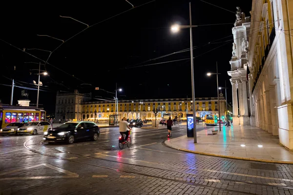 Poche Persone Che Camminano Fuori Lisbona Notte — Foto Stock