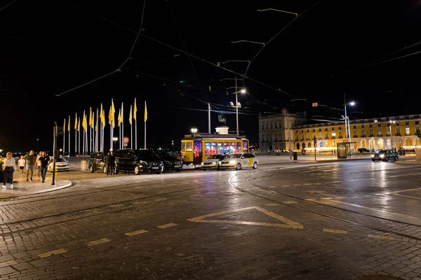 Niewielu Ludzi Spaceruje Nocą Lizbonie — Zdjęcie stockowe