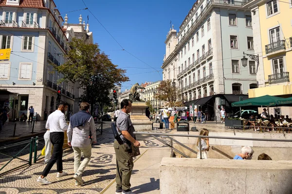 คนไปเท ยวท สแควร Chiado ในล สบอน — ภาพถ่ายสต็อก