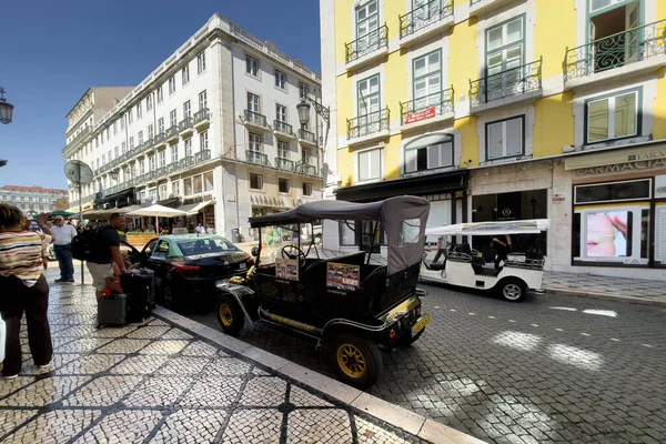 用于里斯本旅游的经典福特T型车的电动车复制品 — 图库照片