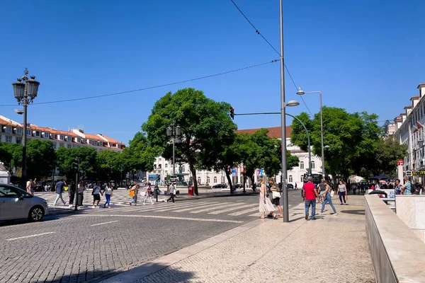 リスボンのロシオ広場近くを歩く人々 — ストック写真