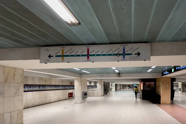 Människor Går Inuti Tunnelbanestation Lissabon — Stockfoto