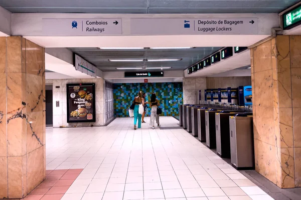 Menschen Gehen Einer Metrostation Lissabon — Stockfoto