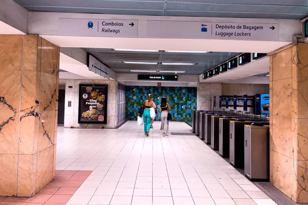 Lidé Chodící Uvnitř Stanice Metra Lisabonu — Stock fotografie