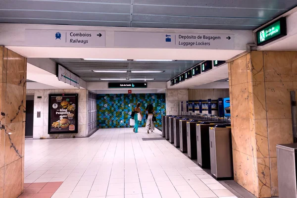 Orang Orang Masuk Dalam Stasiun Metro Lisbon — Stok Foto