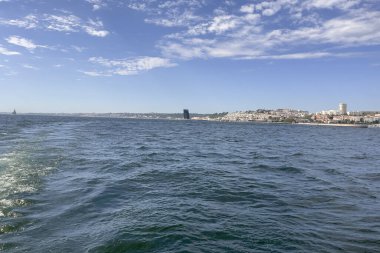 Lizbon 'daki Belem kulesinden bir tur teknesinin görüntüsü