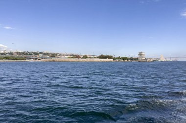 Lizbon 'daki Belem kulesinden bir tur teknesinin görüntüsü