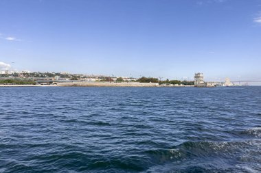 Lizbon 'daki Belem kulesinden bir tur teknesinin görüntüsü