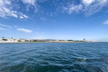 Lizbon 'daki Belem kulesinden bir tur teknesinin görüntüsü