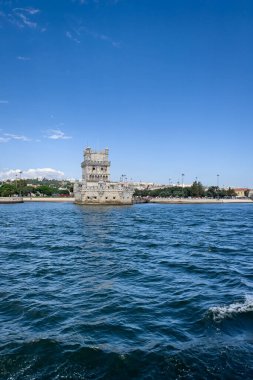Lizbon 'daki Belem kulesinden bir tur teknesinin görüntüsü