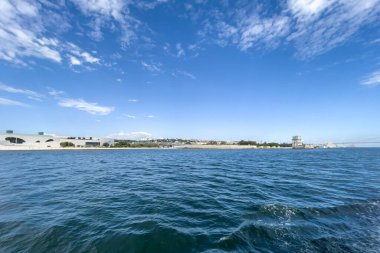 Lizbon 'daki Belem kulesinden bir tur teknesinin görüntüsü