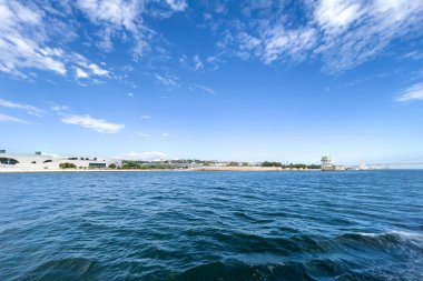 Lizbon 'daki Belem kulesinden bir tur teknesinin görüntüsü