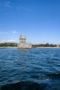 Lizbon 'daki Belem kulesinden bir tur teknesinin görüntüsü