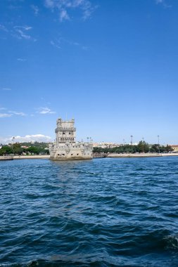Lizbon 'daki Belem kulesinden bir tur teknesinin görüntüsü