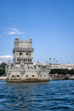 Lizbon 'daki Belem kulesinden bir tur teknesinin görüntüsü