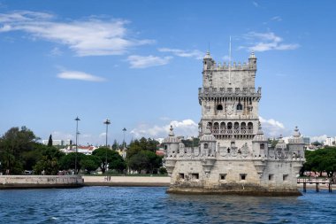 Lizbon 'daki Belem kulesinden bir tur teknesinin görüntüsü