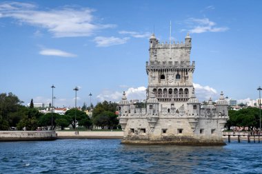 Lizbon 'daki Belem kulesinden bir tur teknesinin görüntüsü