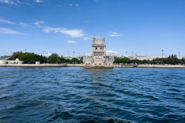 Lizbon 'daki Belem kulesinden bir tur teknesinin görüntüsü