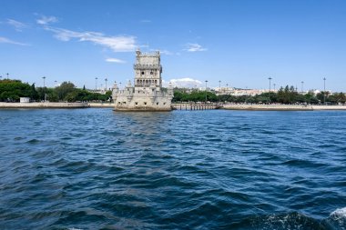 Lizbon 'daki Belem kulesinden bir tur teknesinin görüntüsü