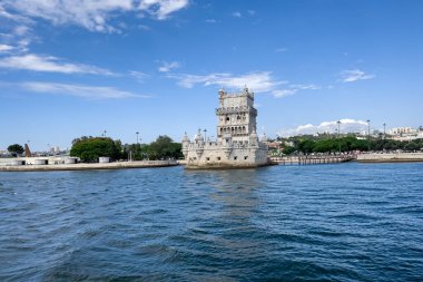 Lizbon 'daki Belem kulesinden bir tur teknesinin görüntüsü