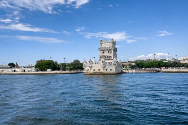 Lizbon 'daki Belem kulesinden bir tur teknesinin görüntüsü