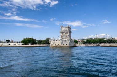 Lizbon 'daki Belem kulesinden bir tur teknesinin görüntüsü