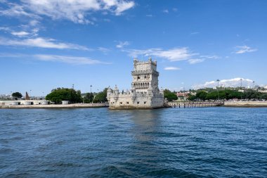 Lizbon 'daki Belem kulesinden bir tur teknesinin görüntüsü