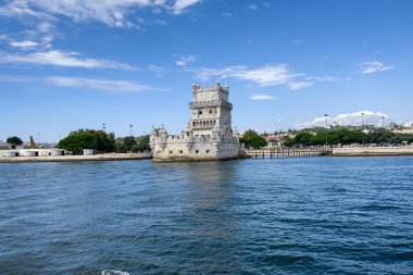 Lizbon 'daki Belem kulesinden bir tur teknesinin görüntüsü
