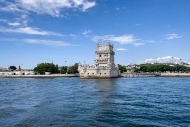 Lizbon 'daki Belem kulesinden bir tur teknesinin görüntüsü