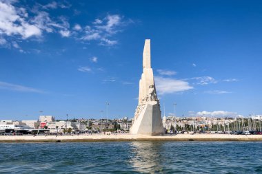 Lizbon 'daki Keşifler Anıtı üzerinde bir tur teknesinden görüntü