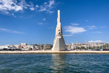 Lizbon 'daki Keşifler Anıtı üzerinde bir tur teknesinden görüntü