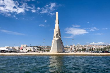 Lizbon 'daki Keşifler Anıtı üzerinde bir tur teknesinden görüntü