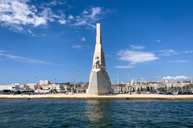 Lizbon 'daki Keşifler Anıtı üzerinde bir tur teknesinden görüntü
