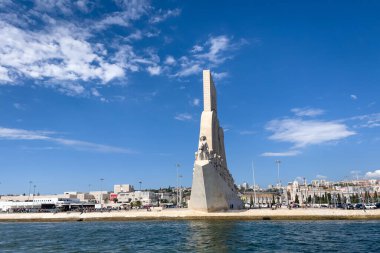 Lizbon 'daki Keşifler Anıtı üzerinde bir tur teknesinden görüntü