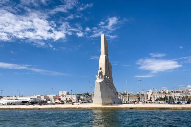 Lizbon 'daki Keşifler Anıtı üzerinde bir tur teknesinden görüntü