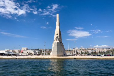 Lizbon 'daki Keşifler Anıtı üzerinde bir tur teknesinden görüntü