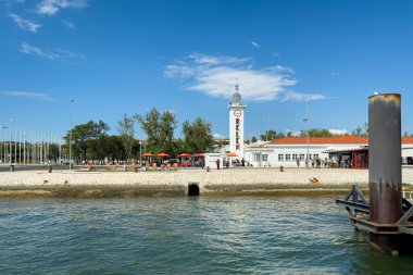 Belem 'in Lizbon' daki küçük limanının manzarası