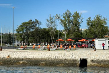 Belem 'in Lizbon' daki küçük limanının manzarası