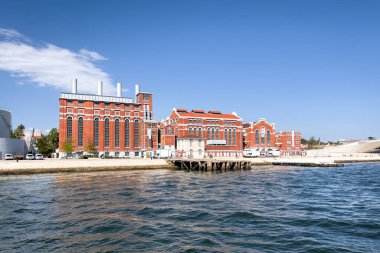 MAAT Müzesi 'nin yanındaki Tejo elektrik santralinden görüntüyü al