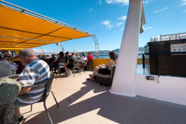 Bir grup turist Lizbon 'da bir tur teknesine biniyor.