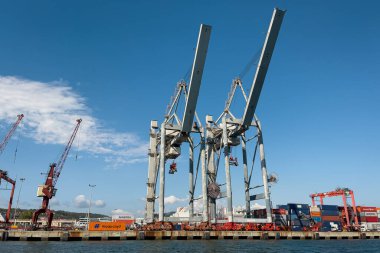 Lizbon Limanı 'ndan geçen bir tur teknesinden görüntü