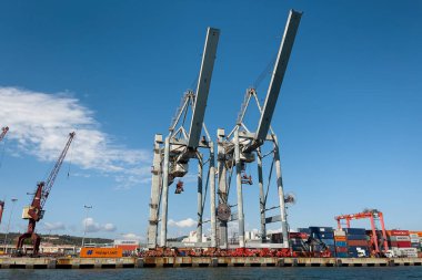 Lizbon Limanı 'ndan geçen bir tur teknesinden görüntü