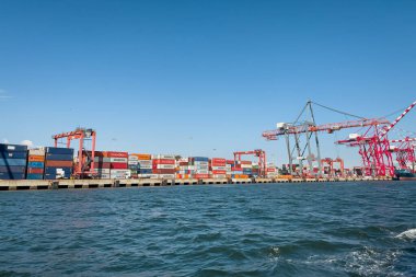 Lizbon Limanı 'ndan geçen bir tur teknesinden görüntü