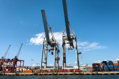 Lizbon Limanı 'ndan geçen bir tur teknesinden görüntü