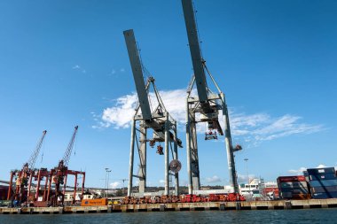 Lizbon Limanı 'ndan geçen bir tur teknesinden görüntü