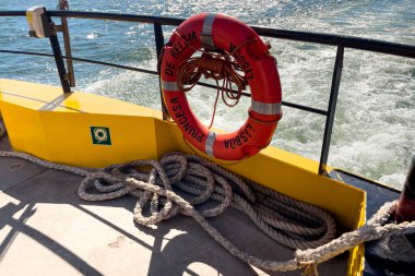 Lizbon 'da bir feribotta turuncu kurtarma yüzüğü.