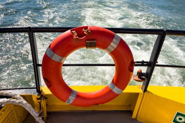 Lizbon 'da bir feribotta turuncu kurtarma yüzüğü.