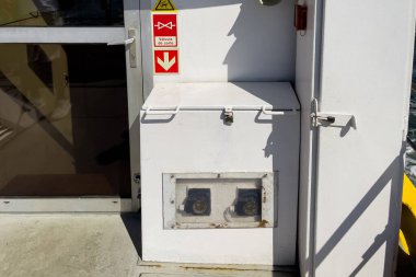 Lizbon 'da bir tur teknesinde güvenlik araçları.