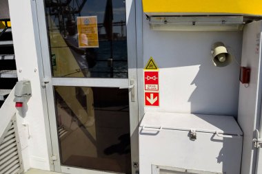 Lizbon 'da bir tur teknesinde güvenlik araçları.